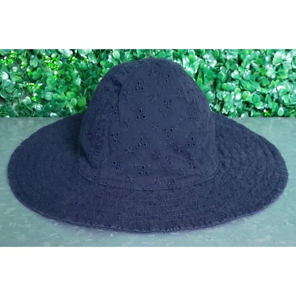 GAP Other - 81. 2/$10 Gap Baby Girls eyelet hat